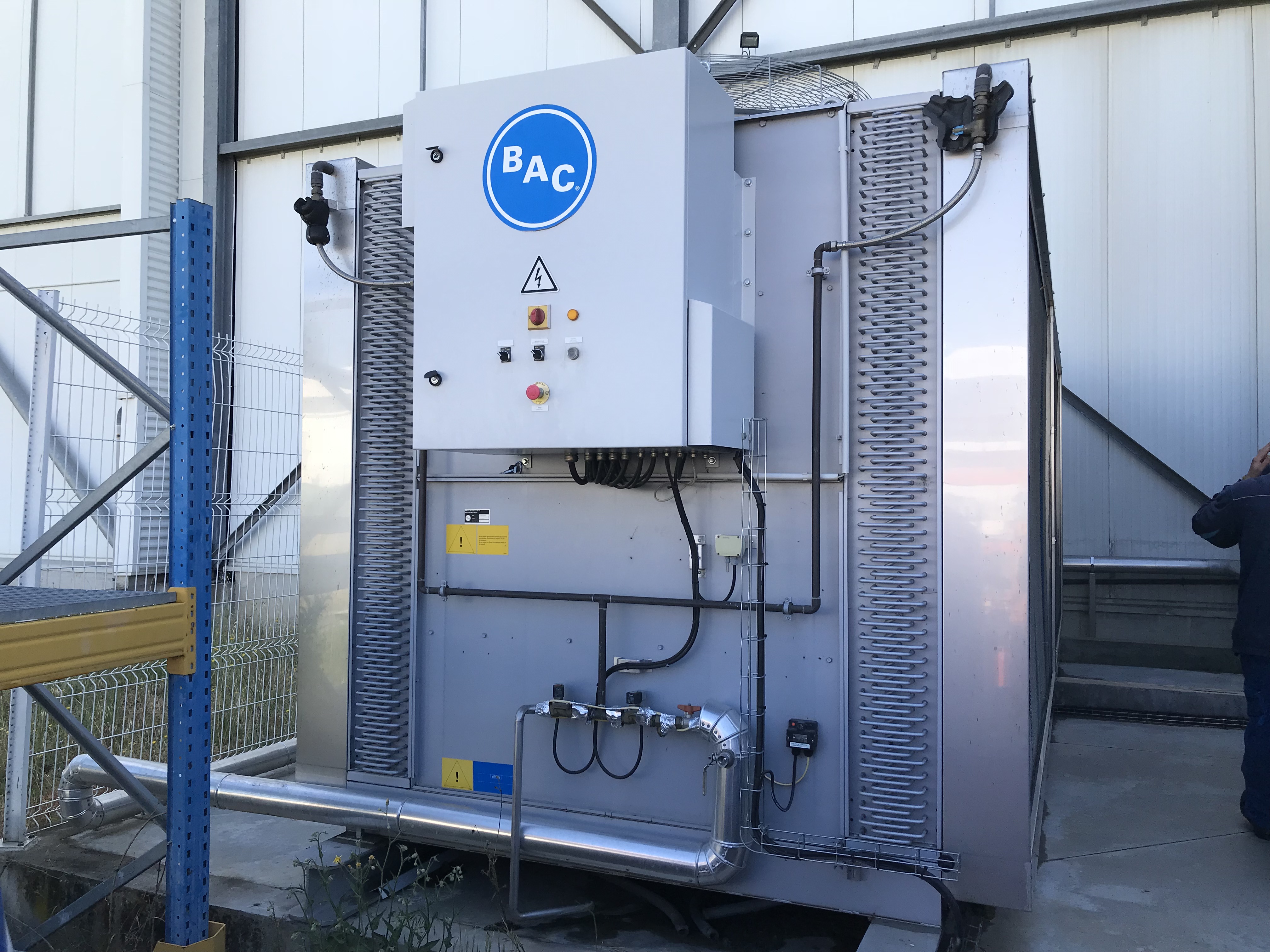 Dry-cooler adiabatique